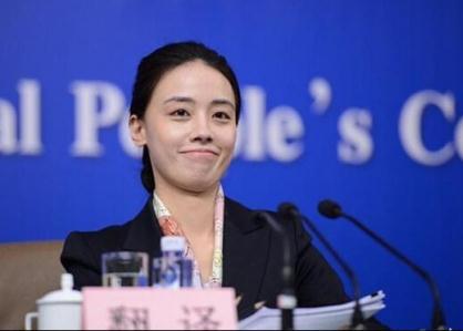 美女翻譯成兩會“吸睛”焦點，智慧與美貌并存